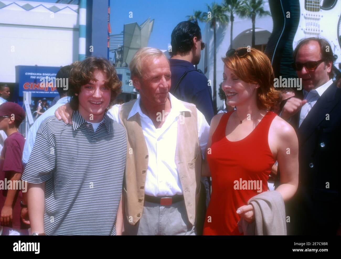 Universal City, California, USA 5. Mai 1996 (L-R) Schauspieler Elijah Wood, Schauspieler Paul Hogan und Schauspielerin Linda Kozlowski besuchen Universal Pictures' 'Flipper' Premiere am 5. Mai 1996 im Cineplex Odeon Unversal City Cinemas in Universal City, Kalifornien, USA. Foto von Barry King/Alamy Stockfoto Stockfoto