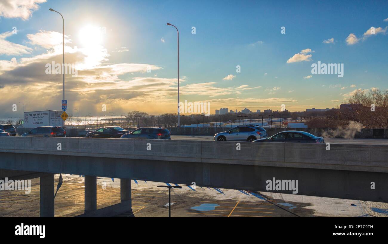 Chicago, Illinois, USA. Dezember 2017. Eine Winteransicht des Sonnenaufgangs über Chicagos Lake Shore Drive. Quelle: Kenneth Johnson/ZUMA Wire/ZUMAPRESS.com/Alamy Live News Stockfoto