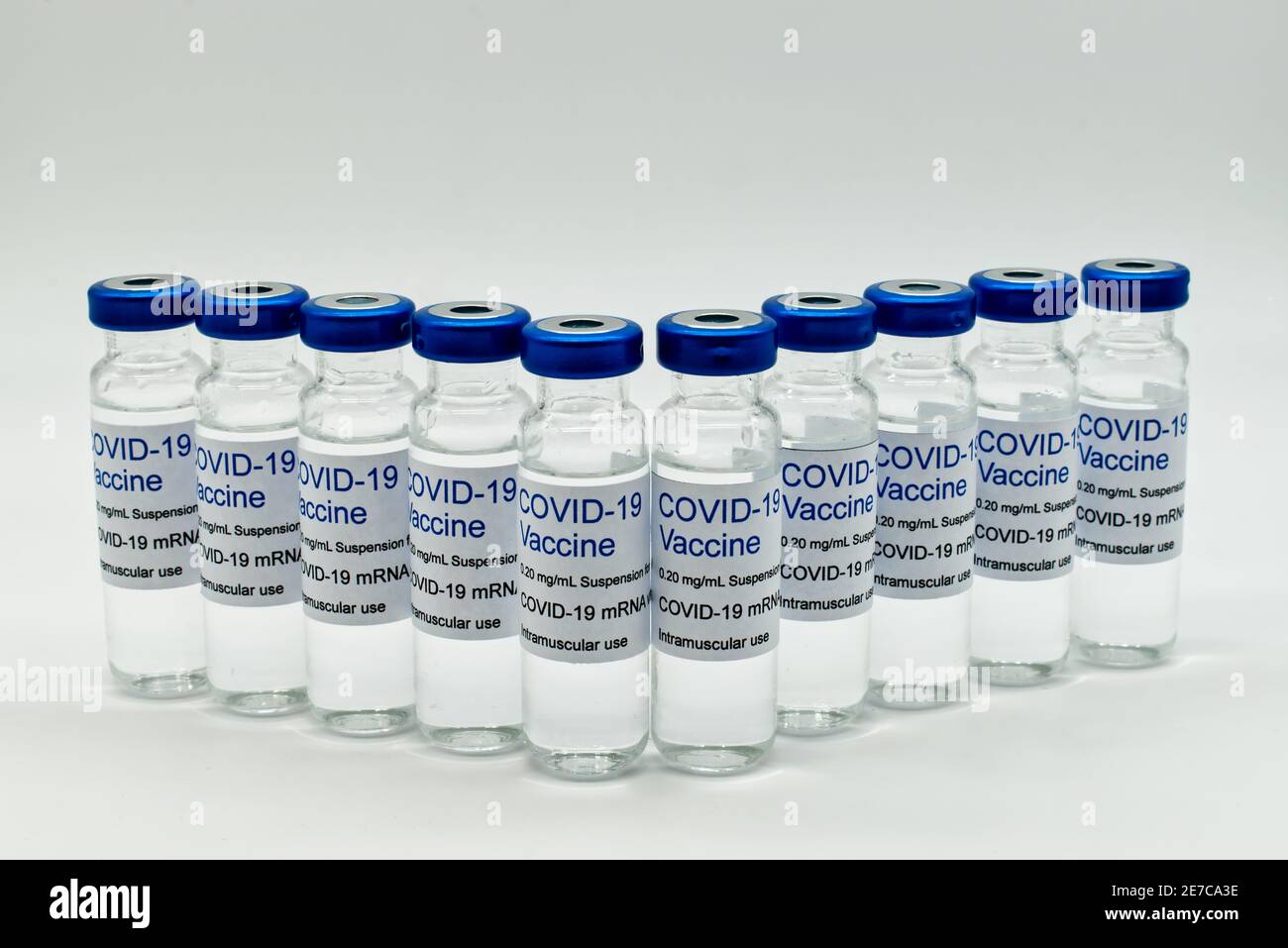 Glasfläschchen mit Covid-19-Impfstoff isoliert auf weißem Hintergrund. Stockfoto