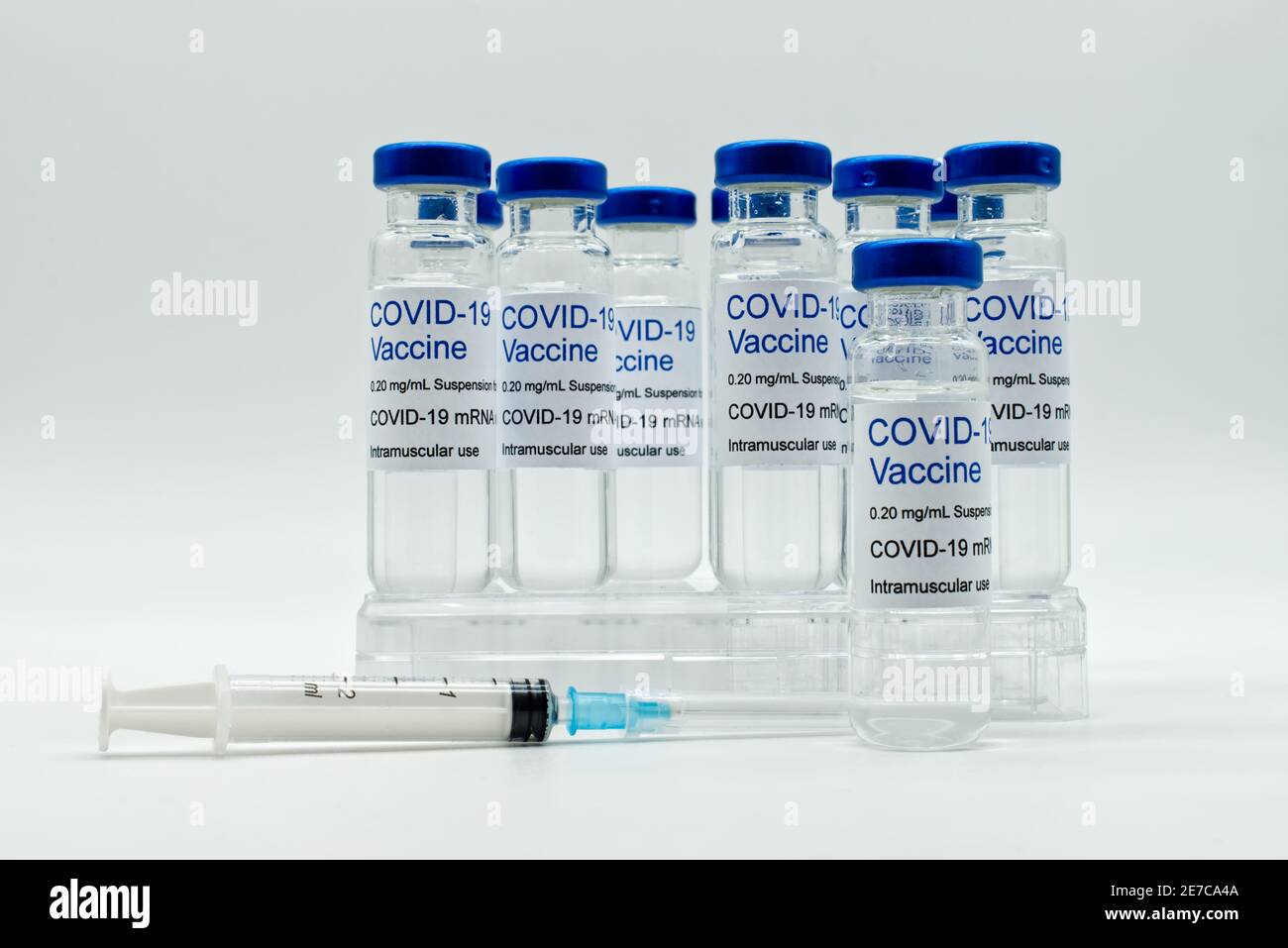 Glasfläschchen mit Covid-19-Impfstoff isoliert auf weißem Hintergrund. Stockfoto