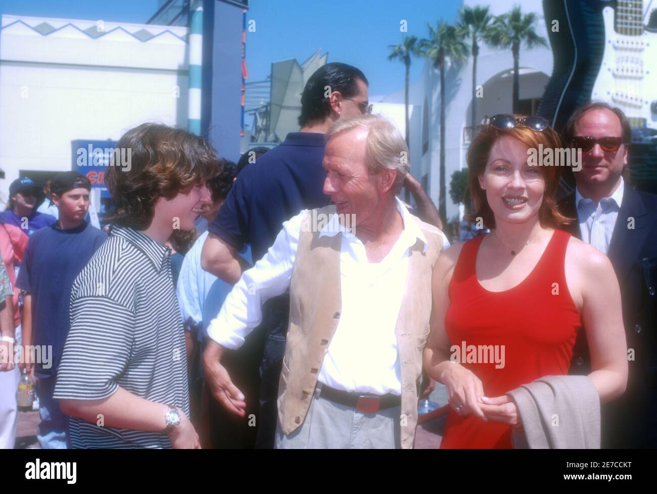 Universal City, California, USA 5. Mai 1996 (L-R) Schauspieler Elijah Wood, Schauspieler Paul Hogan und Schauspielerin Linda Kozlowski besuchen Universal Pictures' 'Flipper' Premiere am 5. Mai 1996 im Cineplex Odeon Unversal City Cinemas in Universal City, Kalifornien, USA. Foto von Barry King/Alamy Stockfoto Stockfoto