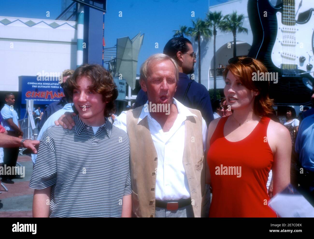Universal City, California, USA 5. Mai 1996 (L-R) Schauspieler Elijah Wood, Schauspieler Paul Hogan und Schauspielerin Linda Kozlowski besuchen Universal Pictures' 'Flipper' Premiere am 5. Mai 1996 im Cineplex Odeon Unversal City Cinemas in Universal City, Kalifornien, USA. Foto von Barry King/Alamy Stockfoto Stockfoto