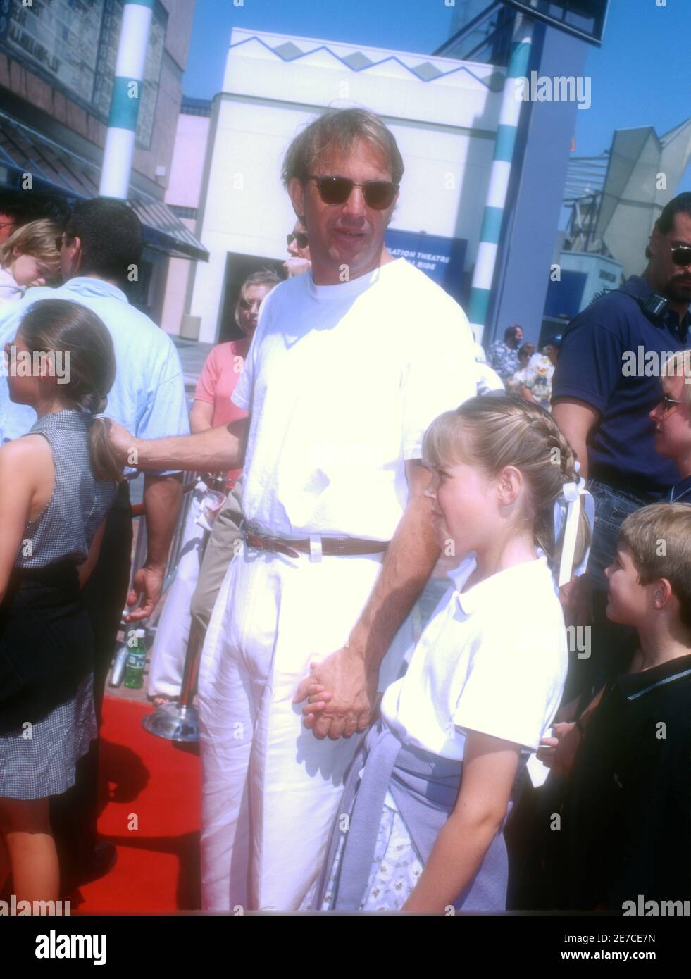 Universal City, California, USA 5. Mai 1996 Schauspieler Kevin Costner mit Kindern Annie Costner, Lily Costner und Joe Costner besuchen Universal Pictures' 'Flipper' Premiere am 5. Mai 1996 im Cineplex Odeon Unversal City Cinemas in Universal City, Kalifornien, USA. Foto von Barry King/Alamy Stockfoto Stockfoto