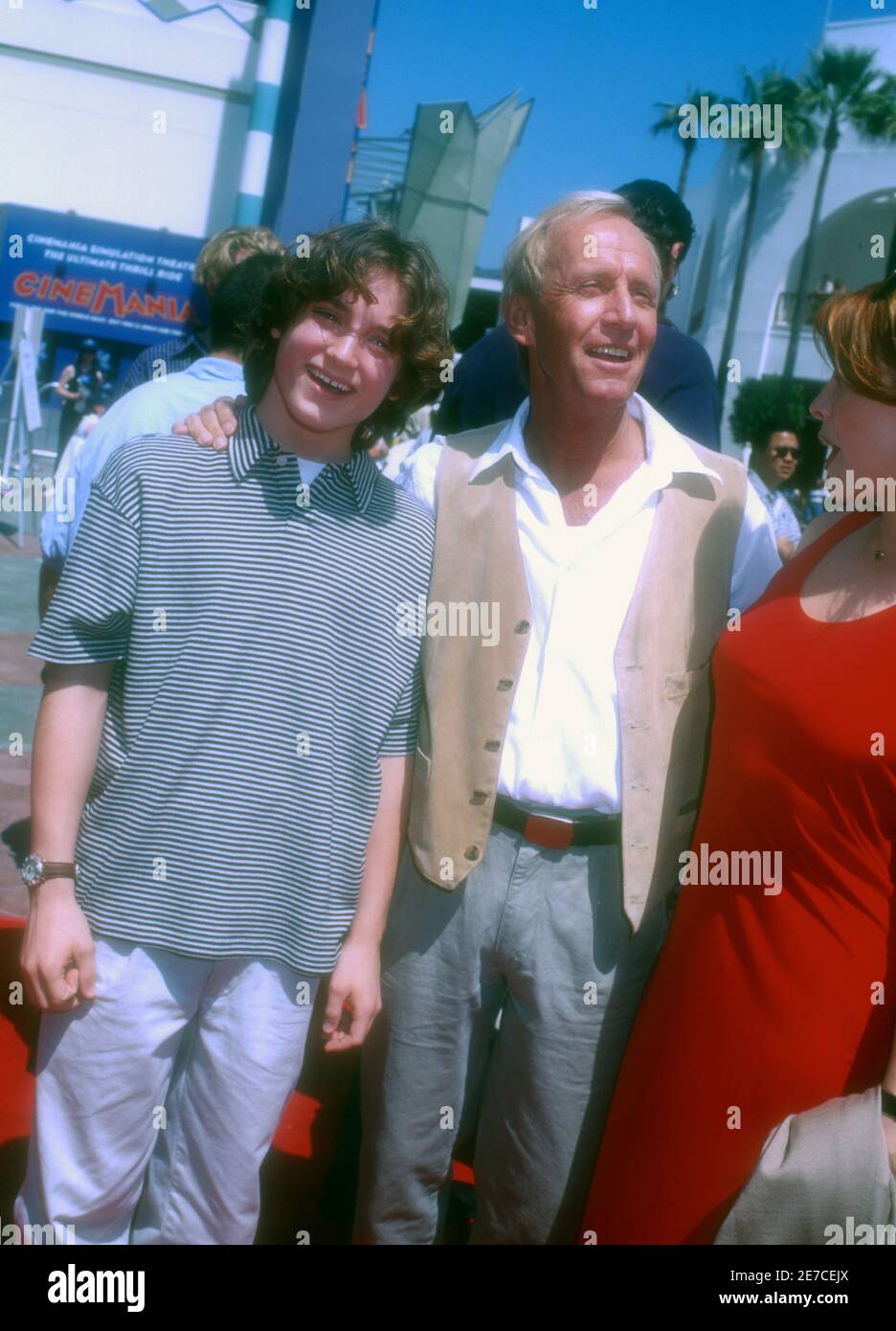 Universal City, California, USA 5. Mai 1996 (L-R) Schauspieler Elijah Wood, Schauspieler Paul Hogan und Schauspielerin Linda Kozlowski besuchen Universal Pictures' 'Flipper' Premiere am 5. Mai 1996 im Cineplex Odeon Unversal City Cinemas in Universal City, Kalifornien, USA. Foto von Barry King/Alamy Stockfoto Stockfoto