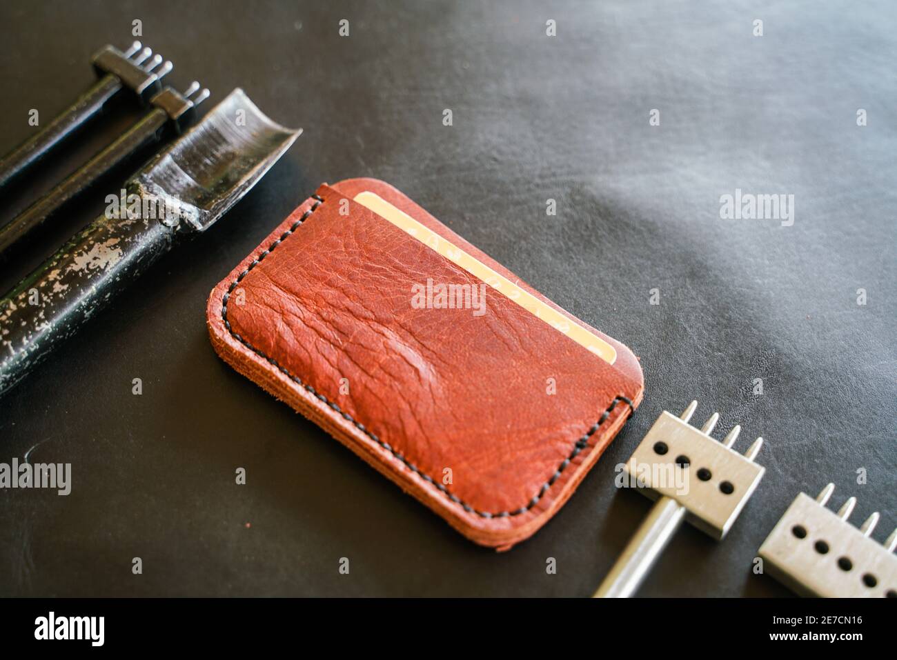 Leder-Portemonnaie handgemacht mit Faden und Leder-Werkzeug-Objekt  Handwerkliches Können Stockfotografie - Alamy