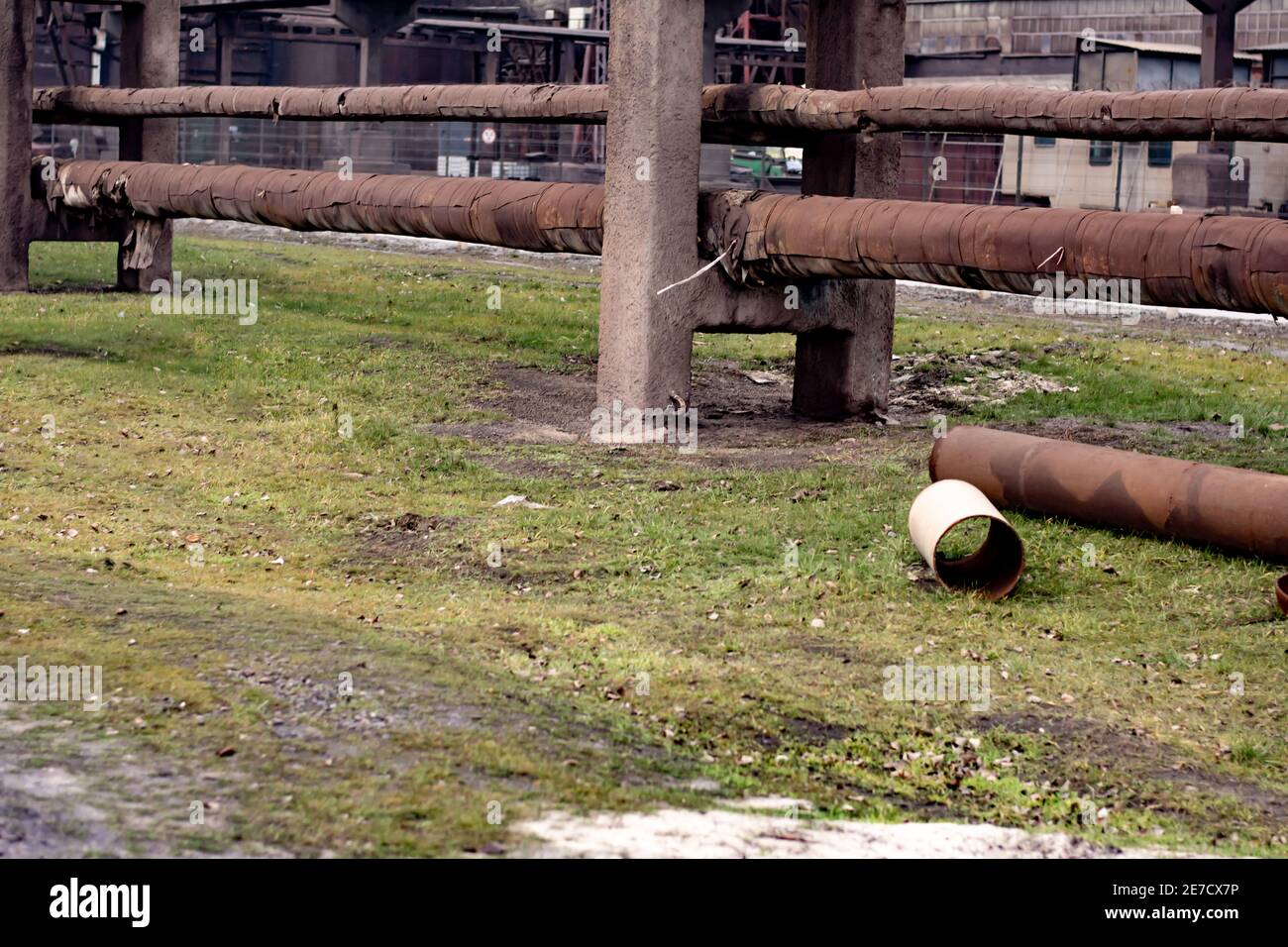 Industrielle Landschaft. Rohre von Wärmenetzen in der Ukraine. Stockfoto