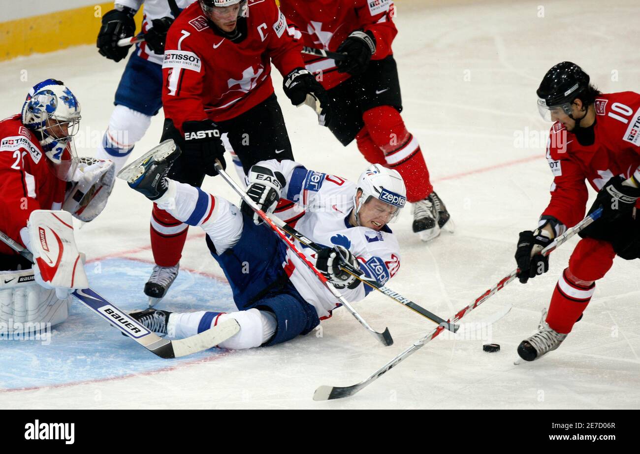 Ice Hockey Puck Goalkeeper Stockfotos Und Bilder Kaufen Alamy