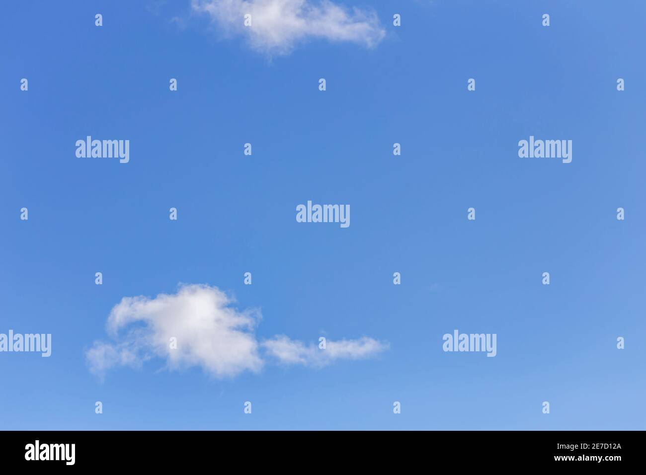 Blauer Himmel mit schönen Wolken in der Türkei. Stockfoto