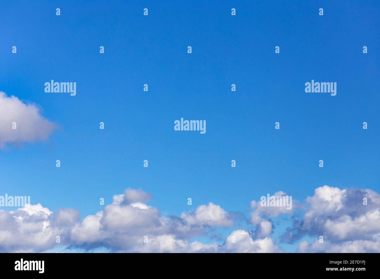 Blauer Himmel mit schönen Wolken in der Türkei. Stockfoto
