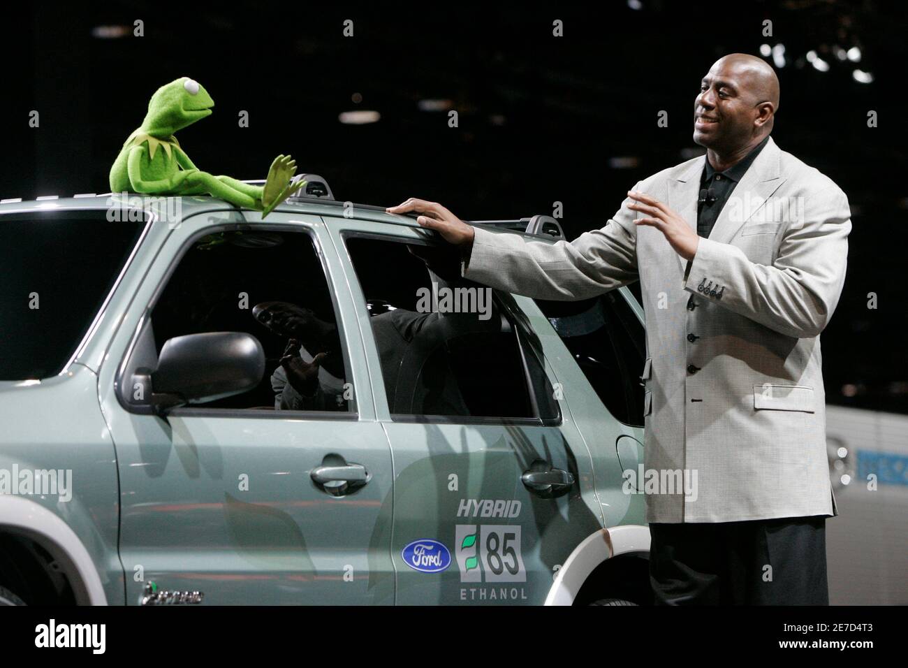 NBA-Legende Magic Johnson und Kermit der Frosch sprechen neben einem E85  Ethanol Ford Escape Hybrid auf der Chicago Auto Show 2006, 8. Februar 2006.  REUTERS/John Gress Stockfotografie - Alamy