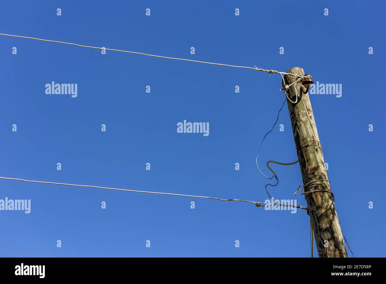 Alte Strommast und blauer Himmel in der Türkei. Stockfoto