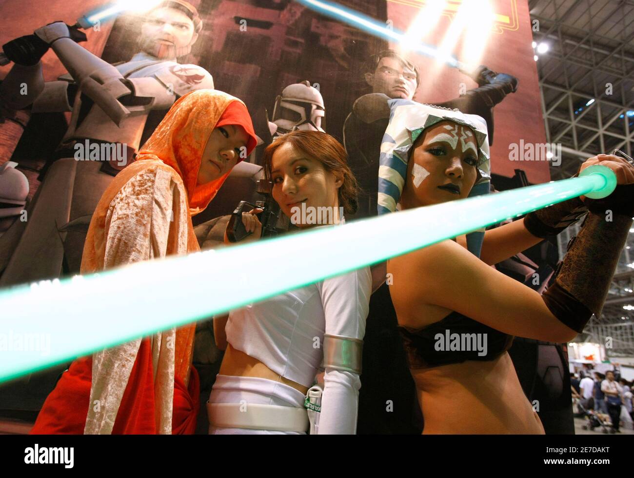 Besucher verkleidet als Padme Naberrie Amidala (L und C) und Ahsoka