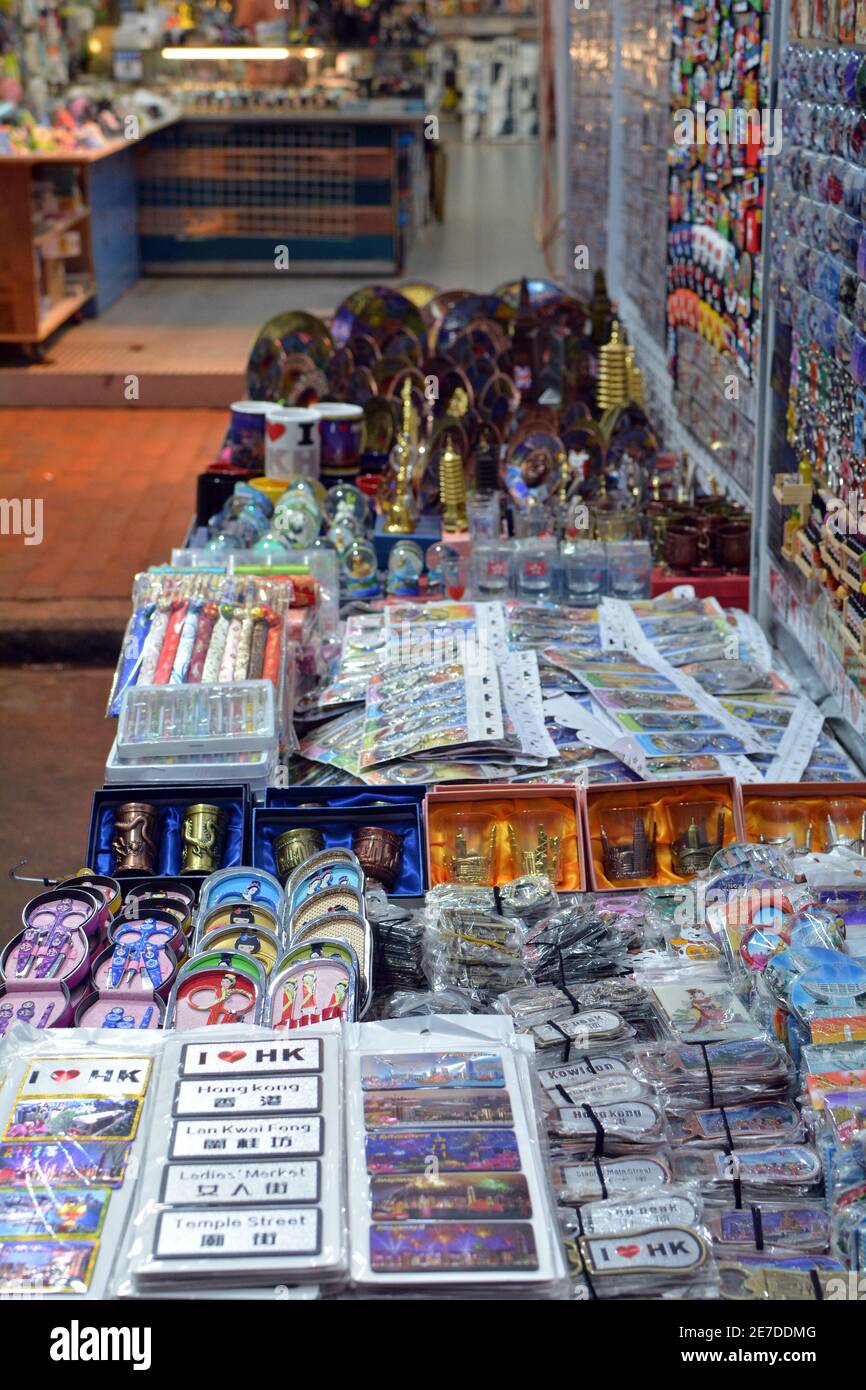 Der Nachtmarkt in der Temple Street Hong Kong, viele Schmuckstücke, T-Shirts und Schilder zum Verkauf. Günstige und fröhliche Souvenirs für Touristen. Stockfoto
