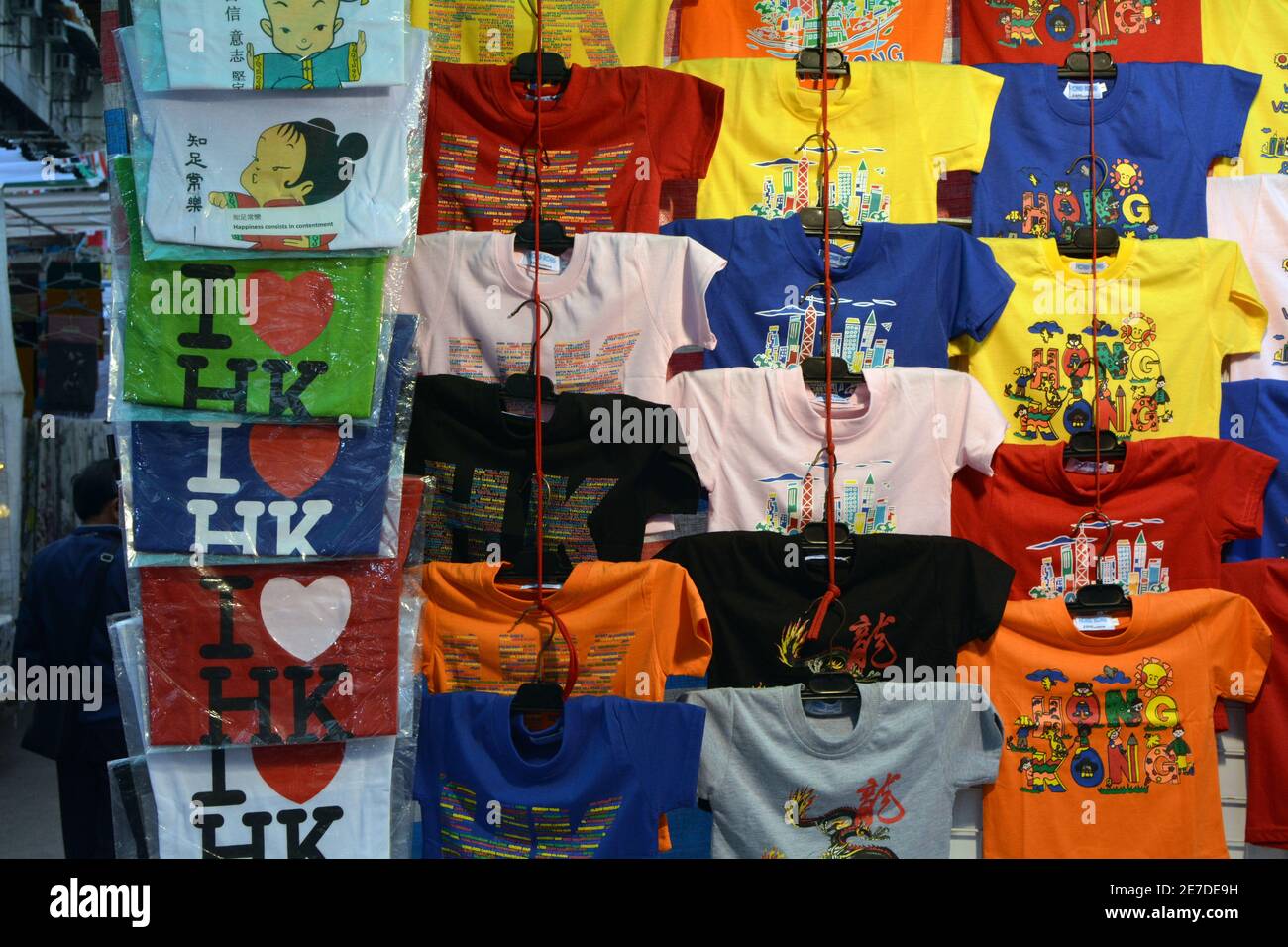 Der Nachtmarkt in der Temple Street Hong Kong, viele Schmuckstücke, T-Shirts und Schilder zum Verkauf. Günstige und fröhliche Souvenirs für Touristen. Stockfoto