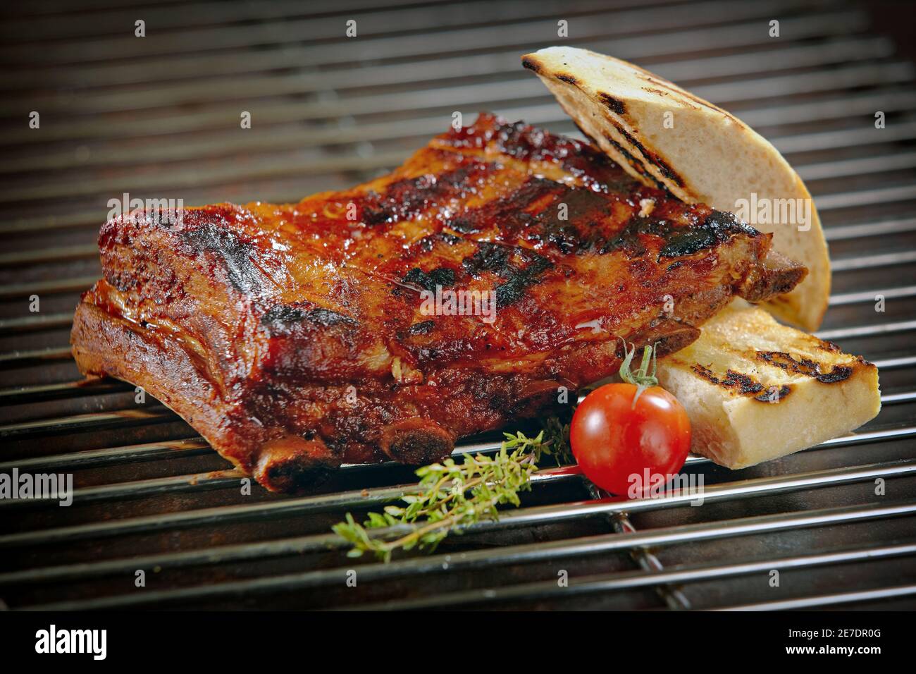 Frisch gegrillte Schweinerippchen mit Brottoast und Tomate Stockfoto