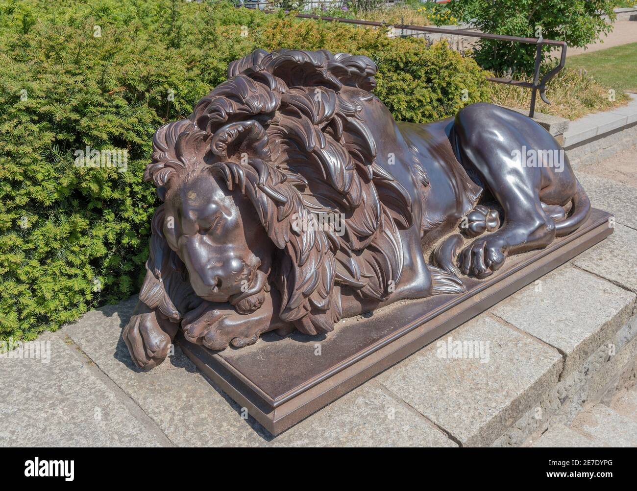Nahaufnahme einer ruhenden Löwenfigur in Lübeck Stockfoto