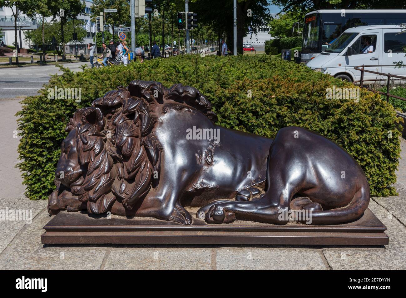 Nahaufnahme einer ruhenden Löwenfigur in Lübeck Stockfoto