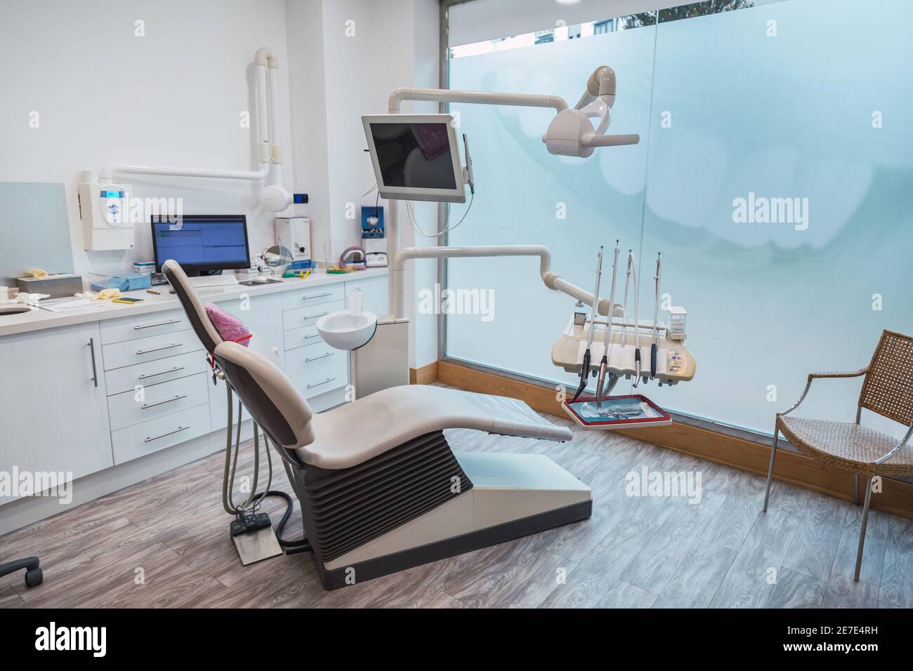 Zahnarztpraxis, Operationstisch und Werkzeuge Stockfoto