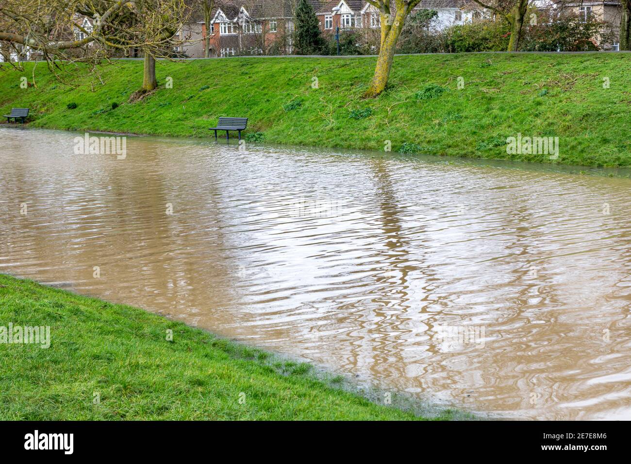Der Royal Military Canal, Hythe, Kent überflutet den Fußweg. Stockfoto