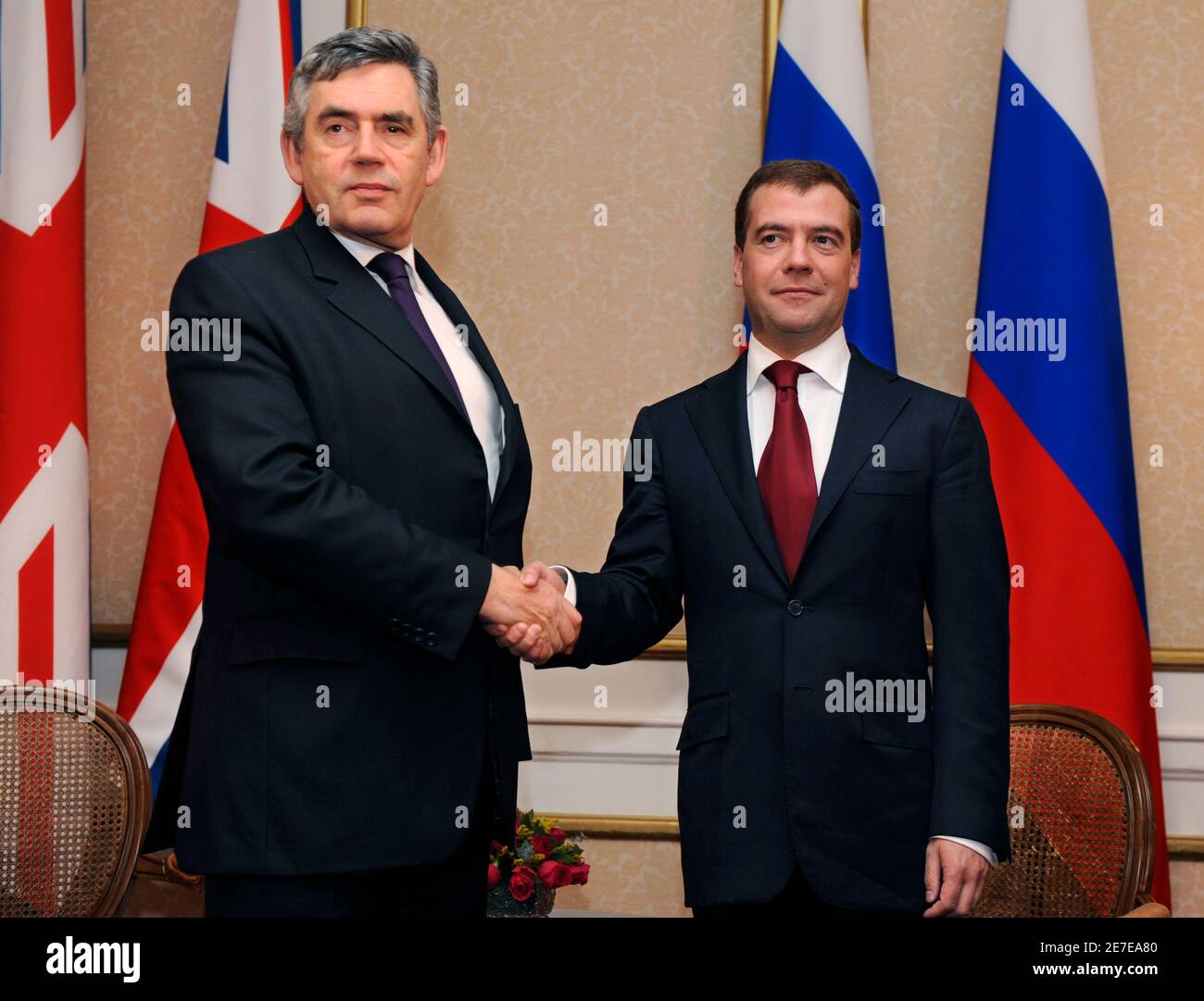 Britische Premierminister Gordon Brown (L) schüttelt Hände mit russischen Präsidenten Dmitry Medvedev bei einem bilateralen Treffen nach dem Gipfeltreffen über die Finanzmärkte und die Weltwirtschaft in Washington, 15. November 2008.    REUTERS/Mike Theiler (Vereinigte Staaten) Stockfoto