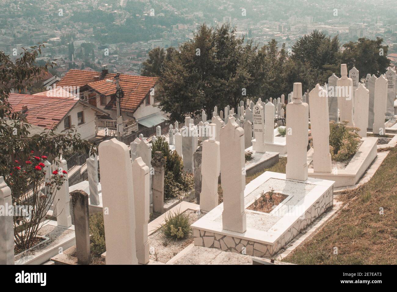 SARAJEVO, BOSNIEN UND HERZEGOWINA, 05. JULI 2017 - muslimischer Friedhof für die Opfer des Bosnienkrieges in Sarajevo, Bosnien und Herzegowina. Mär Stockfoto