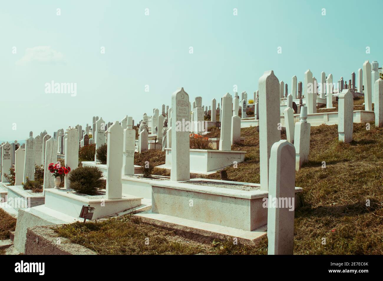 SARAJEVO, BOSNIEN UND HERZEGOWINA, 05. JULI 2017 - muslimischer Friedhof für die Opfer des Bosnienkrieges in Sarajevo, Bosnien und Herzegowina. Mär Stockfoto