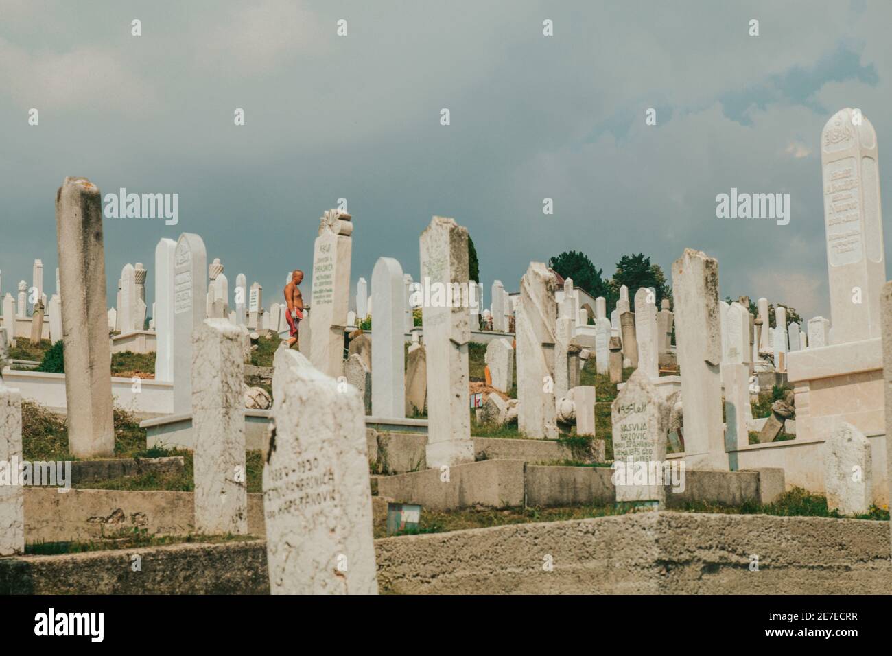 SARAJEVO, BOSNIEN UND HERZEGOWINA, 05. JULI 2017 - muslimischer Friedhof für die Opfer des Bosnienkrieges in Sarajevo, Bosnien und Herzegowina. Mär Stockfoto