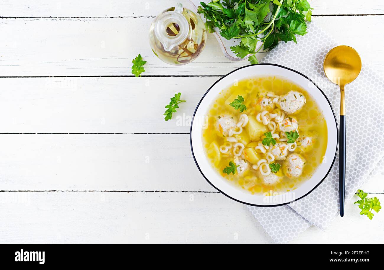 Gesunde Hühnerfleischbällchen Suppe und Pasta. Einfaches Rezept für das Kochen zu Hause. Draufsicht, flach liegend Stockfoto