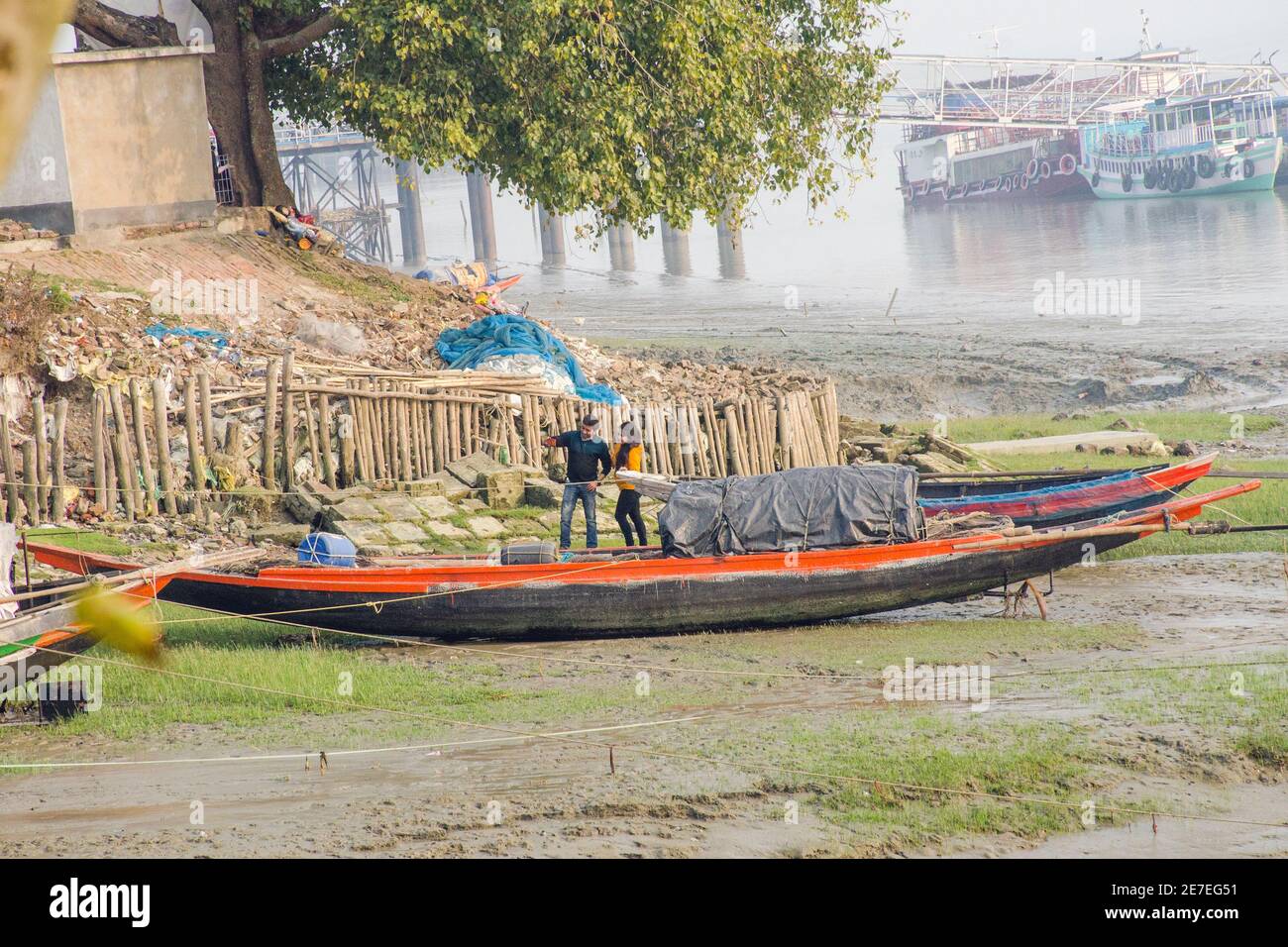 Diamond Harbour West bengal india am 13. dezember 2020:Liebhaber genießen ein Selfie am Ganges River von Diamond Harbour. Stockfoto