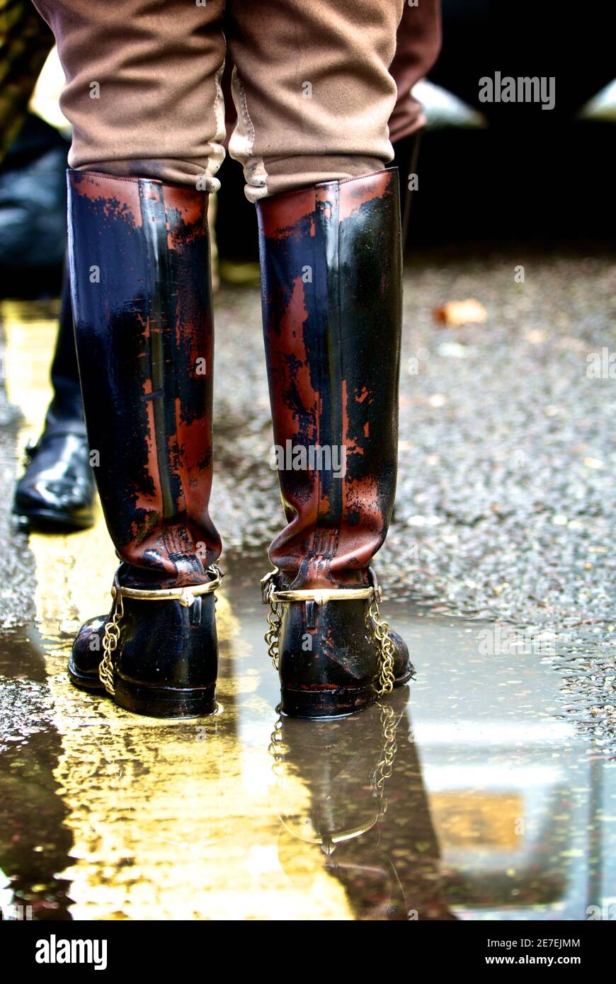 Tapferkeitsstiefel: Die heldenhafte Reise des Feuerwehrmanns während einer intensiven Operation Stockfoto