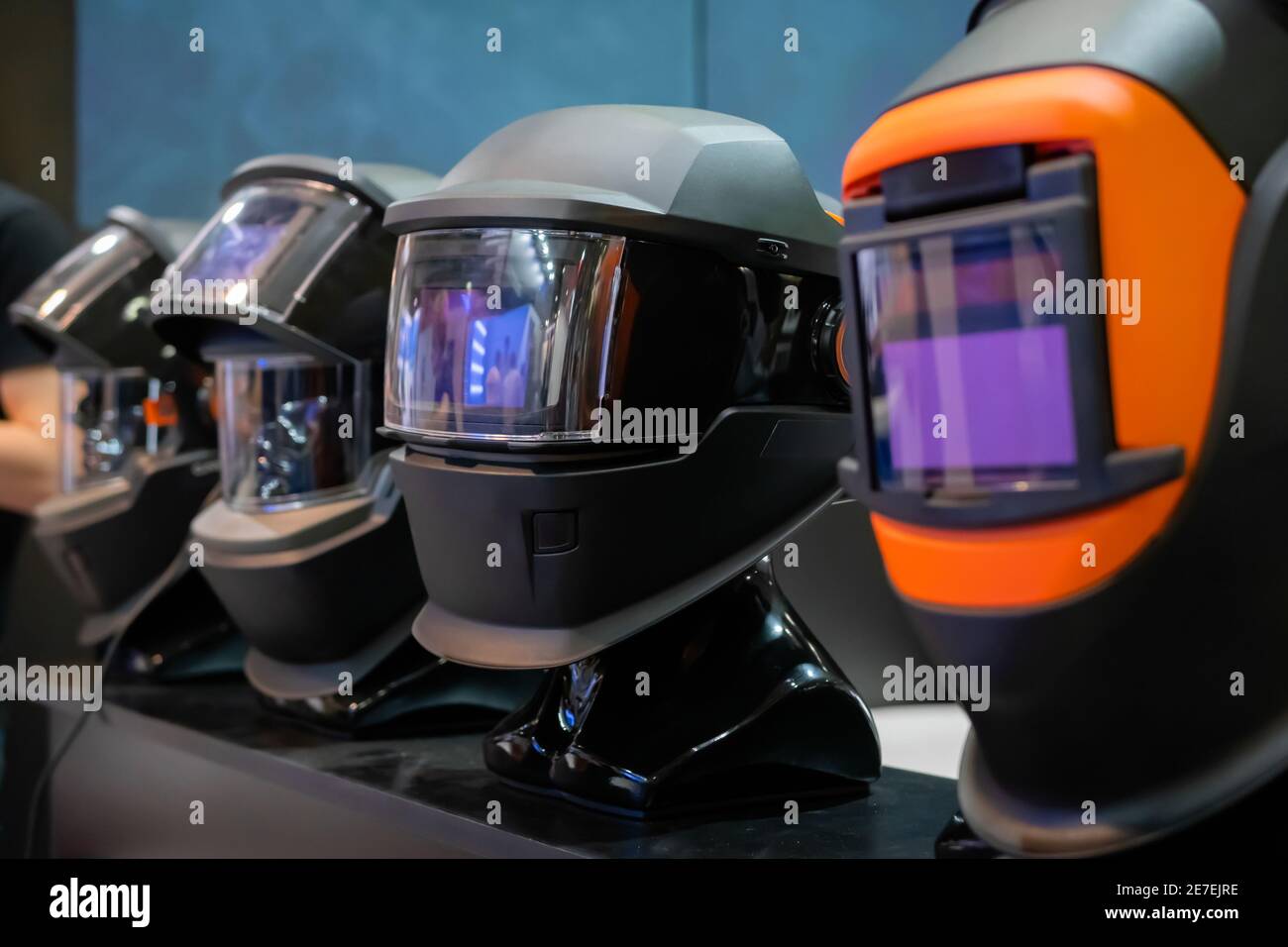 Reihe von Schutzschweißen Maske Helme auf dem Tisch bei der Ausstellung, Messe Stockfoto