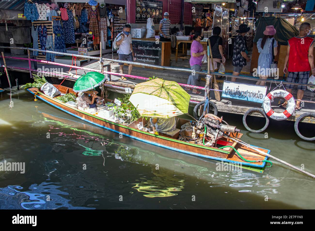 BANGKOK, THAILAND, JUNI 20 2020, Verkehr auf dem schwimmenden Markt. Stockfoto
