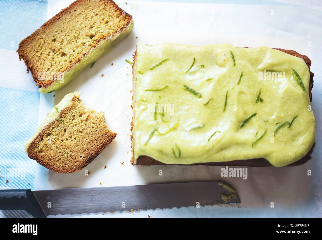 Avocado Limette Zesty Laib Kuchen Stockfoto
