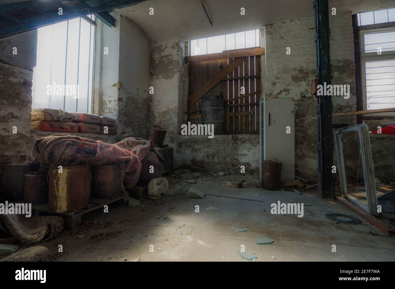 Verlassene Fabrikfläche mit Lagerobjekten Stockfoto