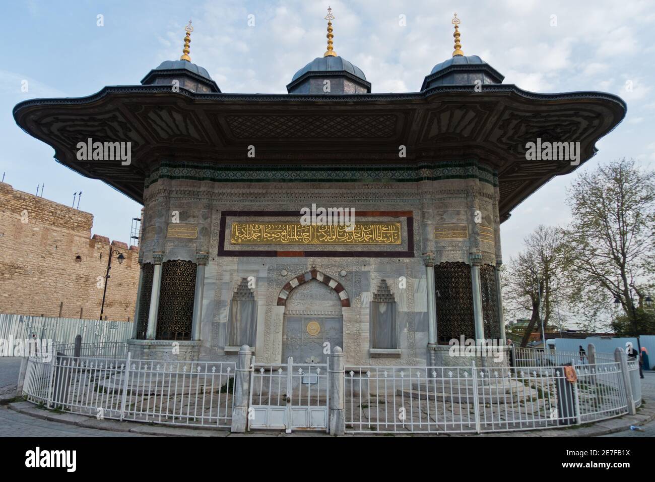 Sultan Ahmed Brunnen im Sultan Ahmed Park im historischen Teil der Innenstadt von Istanbul, Türkei Stockfoto