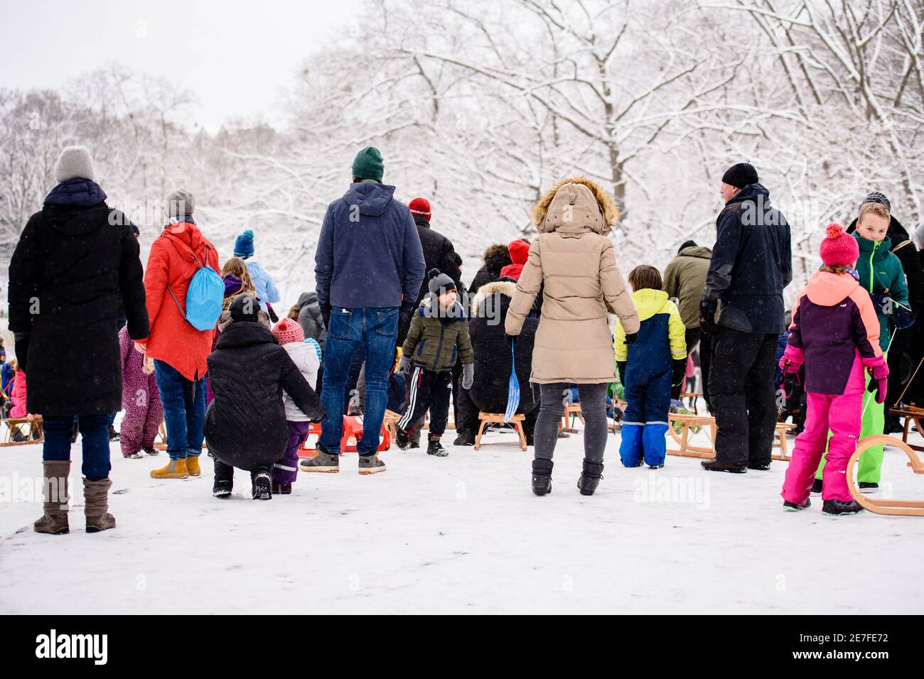 Berlin, Deutschland. Januar 2021. Deutschland, Berlin, 30. Januar 2021: Eltern warten auf ihre Kinder auf einem Hügel, von dem viele Kinder Rodeln gehen. Trotz der durch die anhaltende globale Covid-19-Pandemie bestehenden Kontaktbeschränkungen genießen viele Menschen und Familien den Neuschnee im Volkspark Schöneberg-Wilmersdorf. (Foto: Jan Scheunert/Sipa USA) Quelle: SIPA USA/Alamy Live News Stockfoto