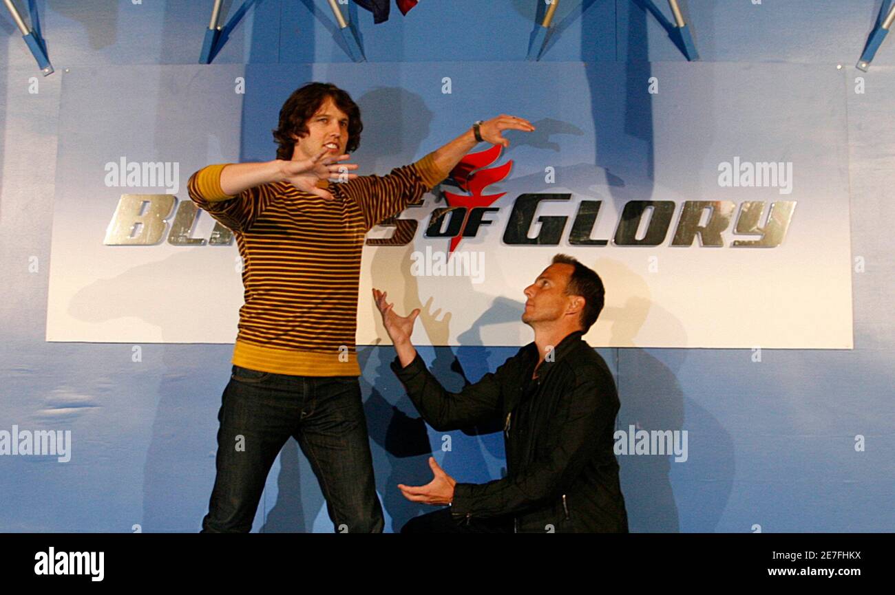 Schauspieler Jon Heder (L) und Will Arnett Witz um auf eine Medien-Möglichkeit in eine Eislaufbahn, ihren Film "Blades of Glory" in Sydney 6. Juni 2007 zu fördern. REUTERS/Tim Wimborne (Australien) Stockfoto