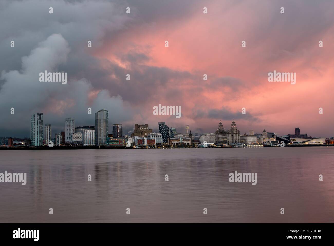 Die Liverpool Waterfront bei Sonnenaufgang, Liverpool, Merseyside Stockfoto