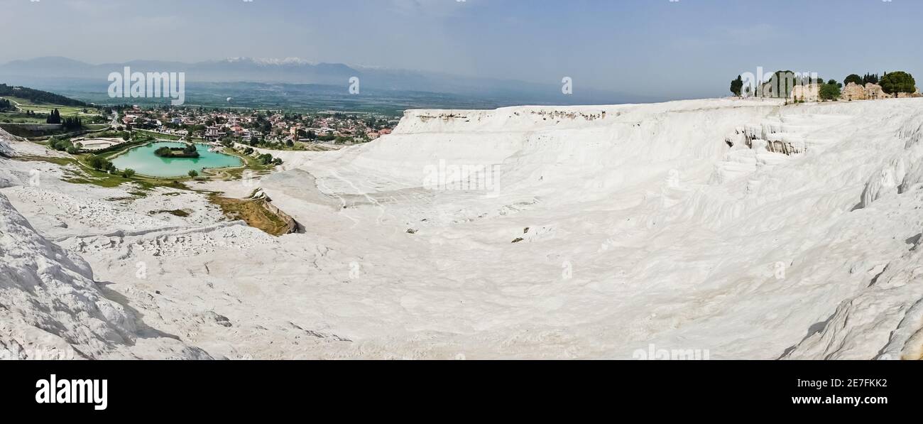 Aussichtspunkt zur umliegenden Landschaft bei Pamukkale, Denizli, Türkei Stockfoto