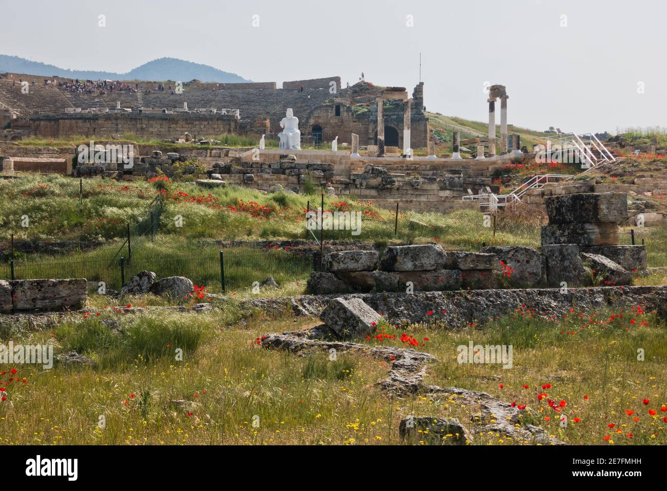 Archäologische Denkmäler in der antiken griechischen Stadt Hierapolis, in der Nähe von Pamukkale, Denizli, Türkei Stockfoto