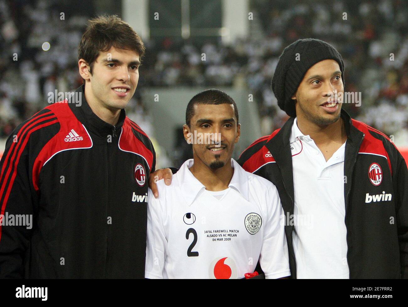 Al Sadd Jafal Rashed C Posiert Mit Milanss Brasilianischen Spieler Ronaldinho R Und Kaka Wahrend Seiner Testimonial Fussball Im Stadion In Doha Jassim Bin Hamed 4 Marz 2009 Entsprechen Reuters Fadi Al Assaad Katar Stockfotografie