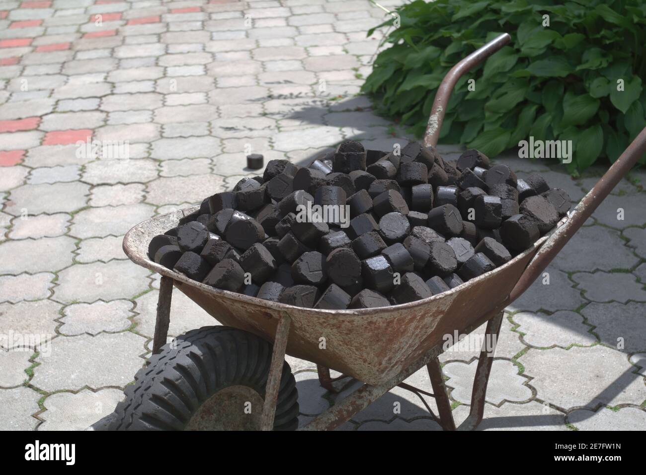 Alte Schubkarre verwendet bringen Kohle Stockfoto