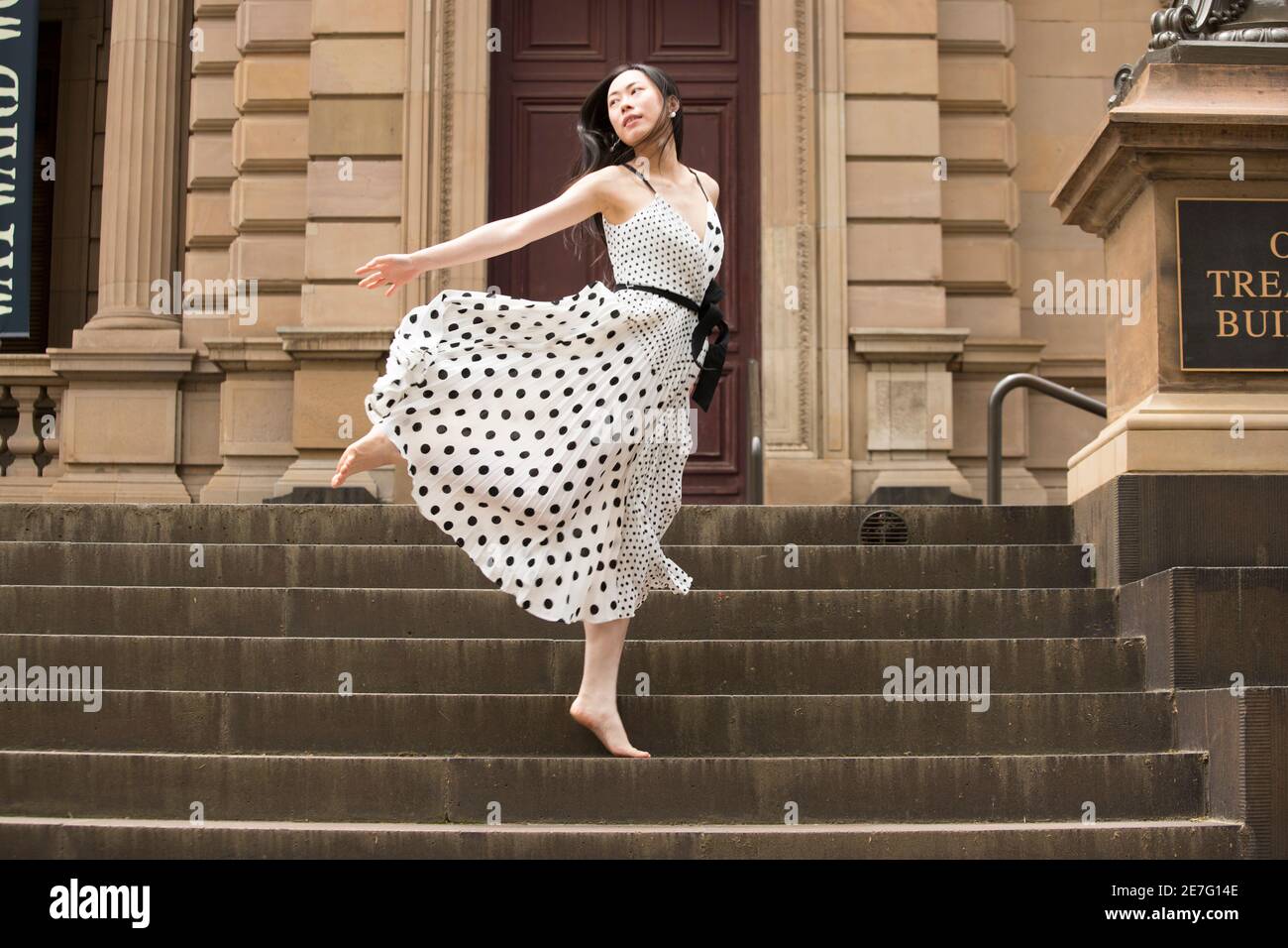 Fotoshooting mit einer jungen asiatischen Dame im Old Treasury Gebäude im Geschäftsviertel von Melbourne Stockfoto