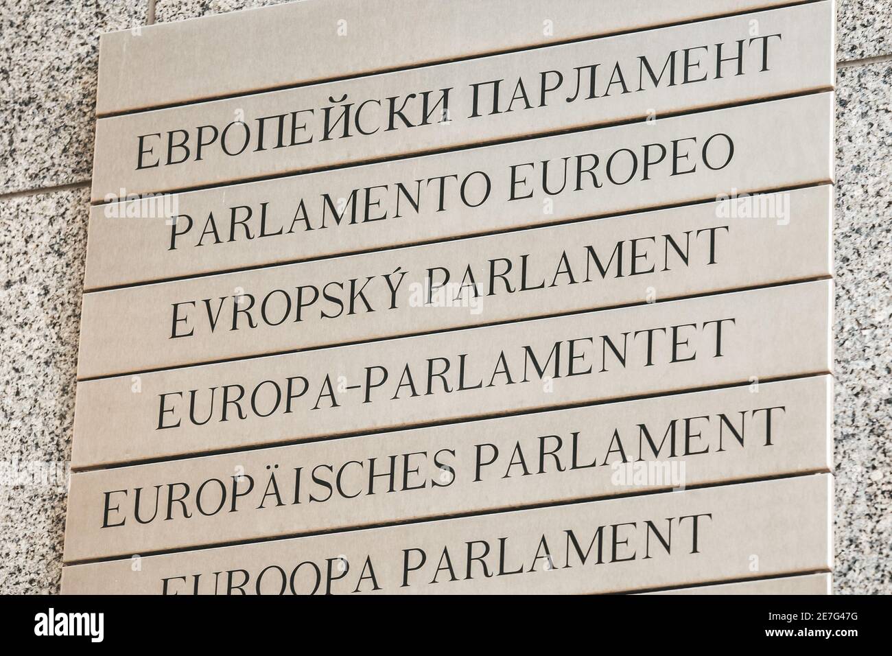 Informationsforum des Europäischen Parlaments in verschiedenen Sprachen an der Hauptwand des Europäischen Parlaments, Brüssel, Belgien - 2. März 2011 Stockfoto