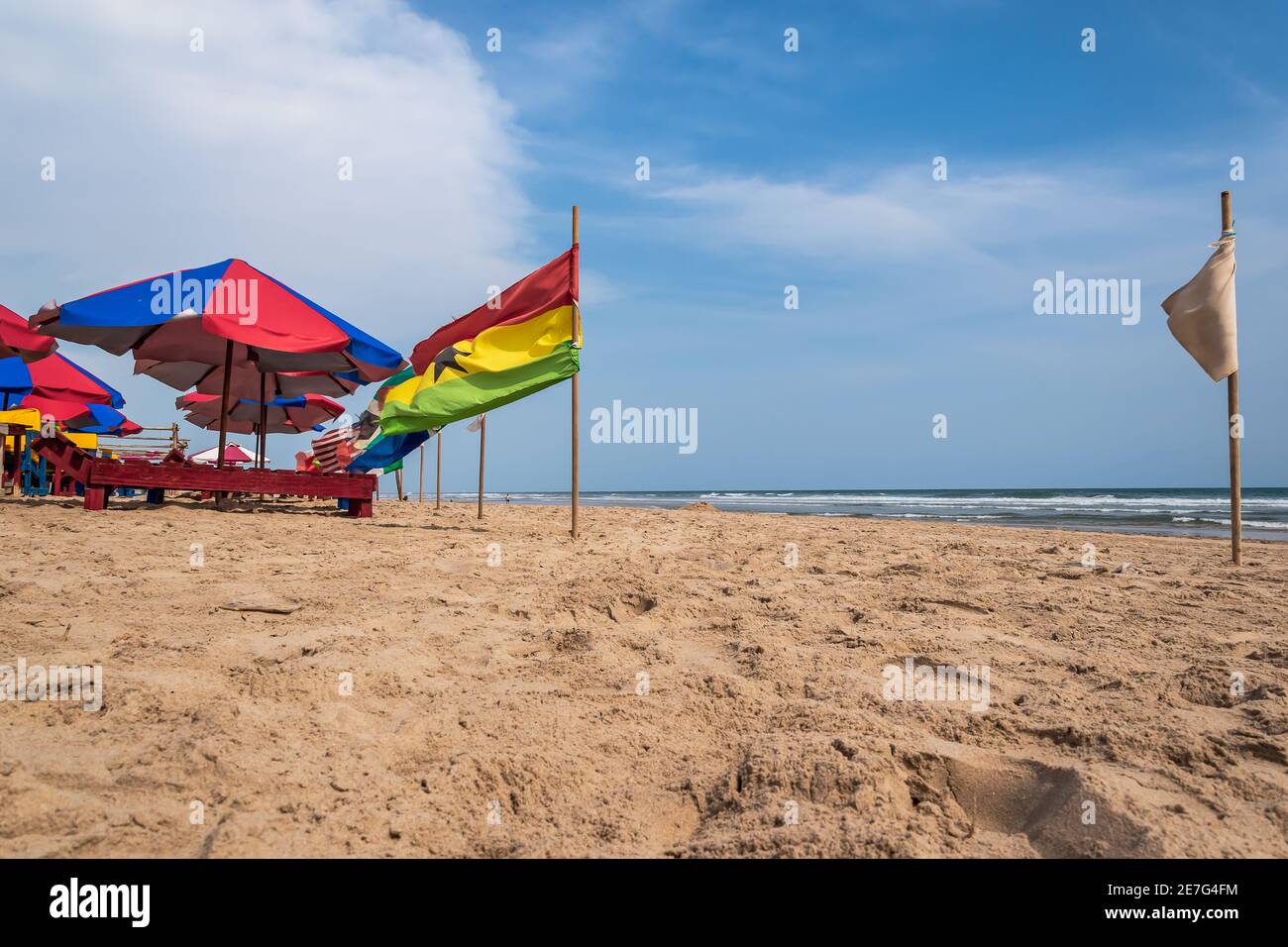 Ein Strand ohne Touristen und mit Flaggen aus verschiedenen Ländern Accra Ghana Westafrika Stockfoto