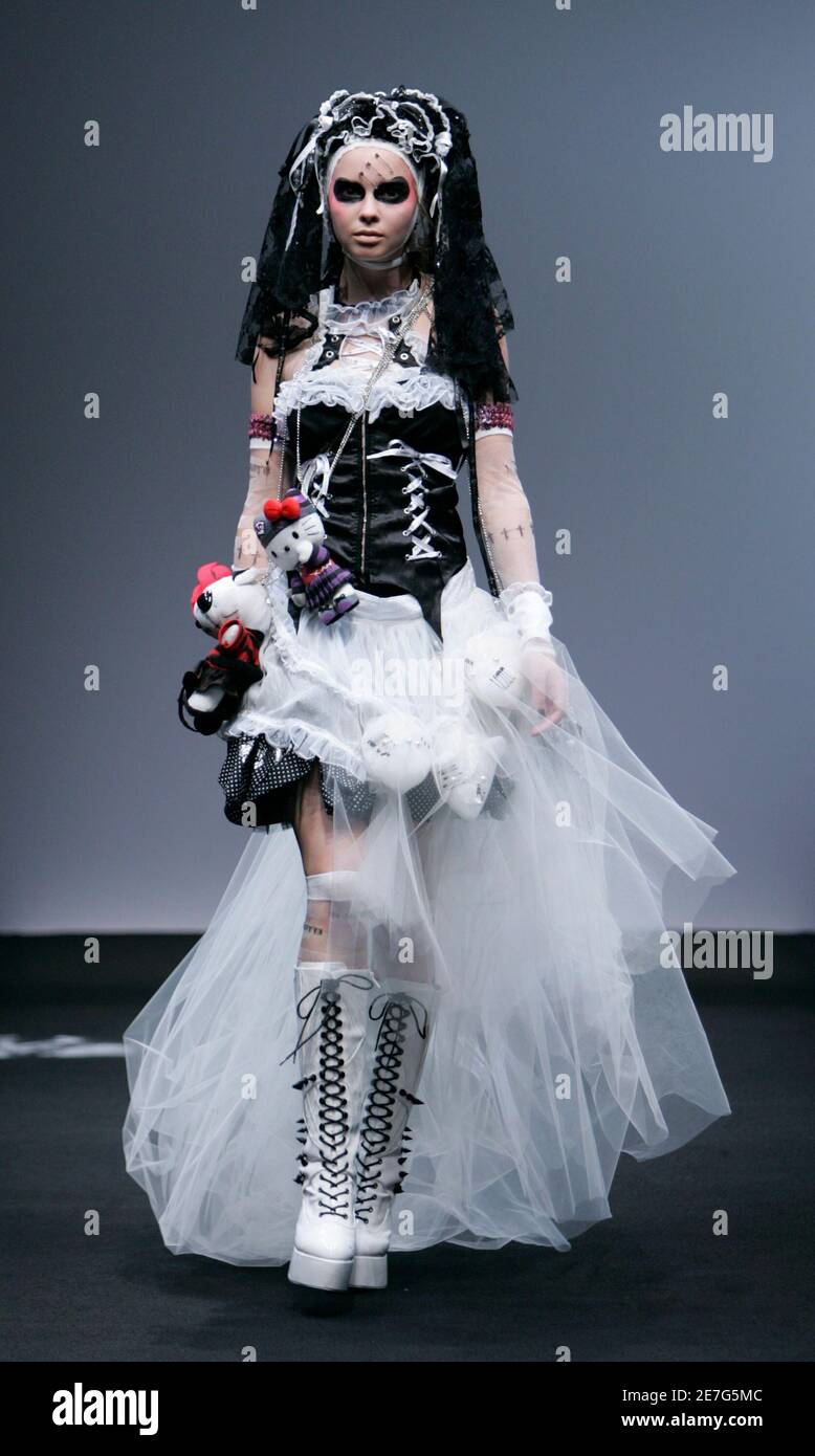 Ein Modell zeigt eine gotische Mode-Kreation vom japanischen Designer Naoto Hirooka bei einer Fashion show in Tokio 31. August 2007. REUTERS/Michael Caronna (JAPAN) Stockfoto