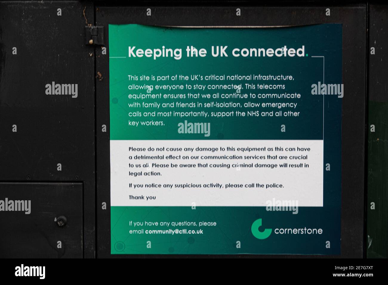 Cornerstone Telecommunications Infrastructure begrenzte digitale Ausrüstung mit einem Poster darauf aufgrund von covid19 5G Verschwörungstheorien und kürzlichen Schäden in Großbritannien. Stockfoto