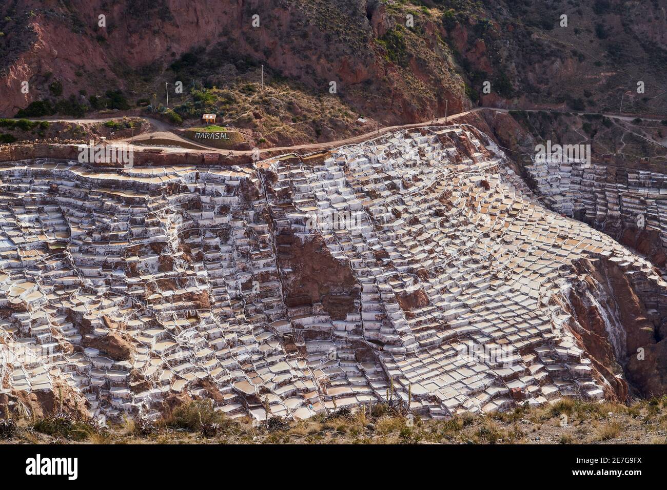 Salzteiche von Maras im Heiligen Tal der Inkas, in der Nähe von Urubamba, ein beliebtes Touristenreiseziel in der Nähe von Cuzco und Machu Picchu in Peru. Ba Stockfoto