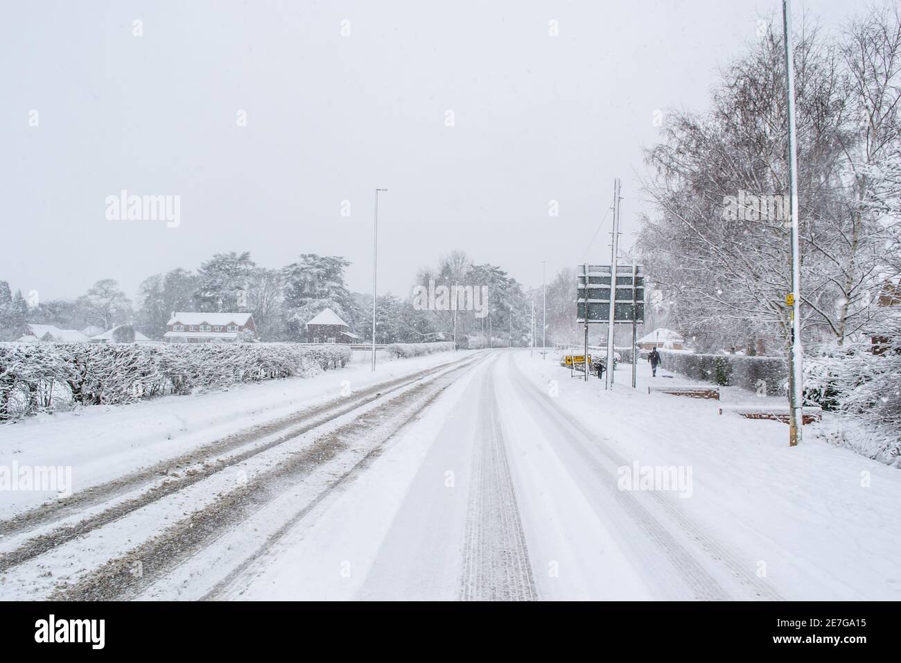 OAKHAM, RUTLAND, ENGLAND- 24. JANUAR 2021: Stamford Road in Oakham an einem verschneiten Tag Stockfoto