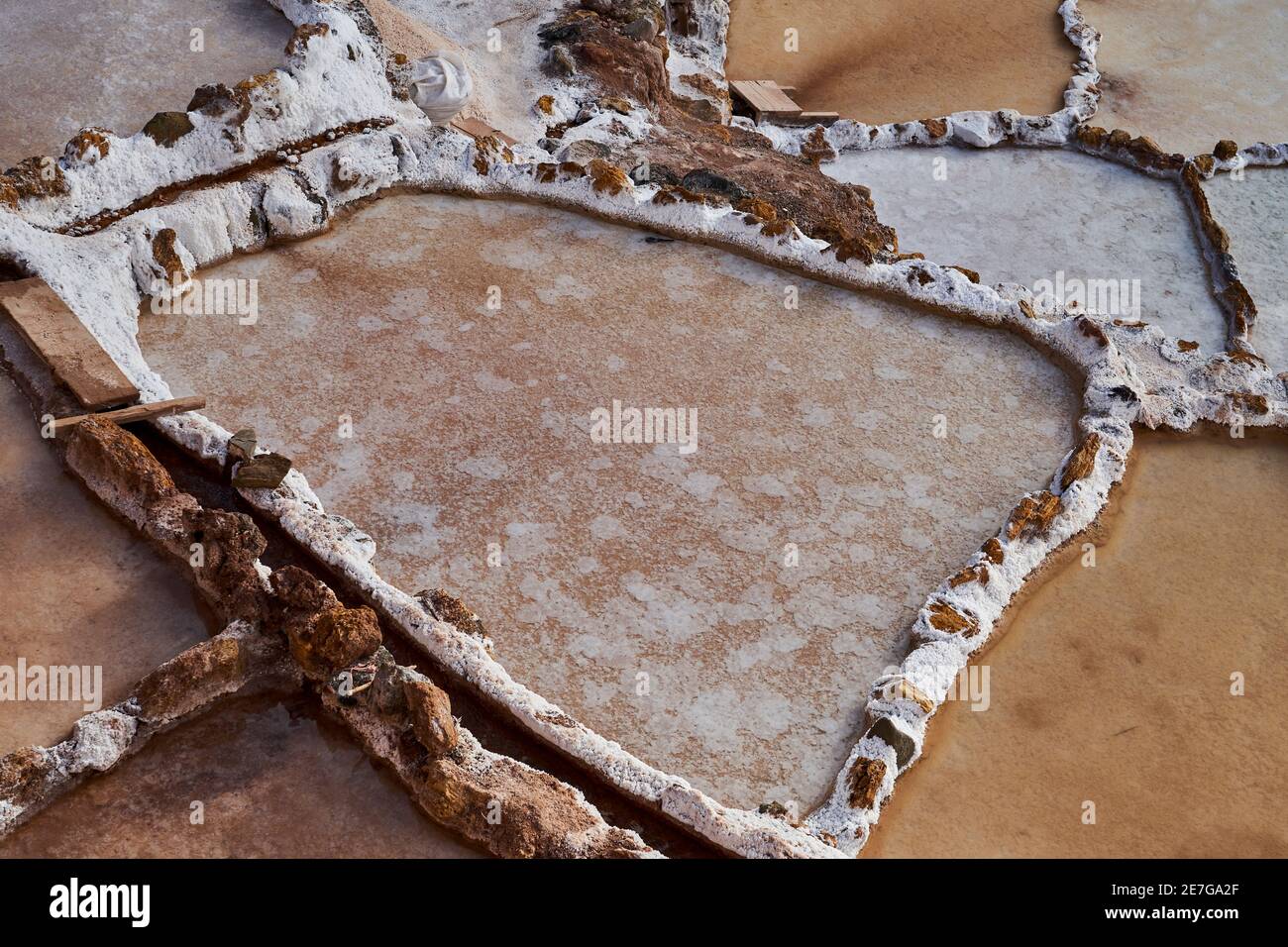 Salzteiche von Maras im Heiligen Tal der Inkas, in der Nähe von Urubamba, ein beliebtes Touristenreiseziel in der Nähe von Cuzco und Machu Picchu in Peru. Ba Stockfoto